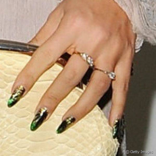 Com as unhas coloridas em degradê de esmaltes metalizados verde, amarelo e dourado, Lily Allen ainda completou a nail art com um desenho de aranha para a premiação Ivor Novello Awards
